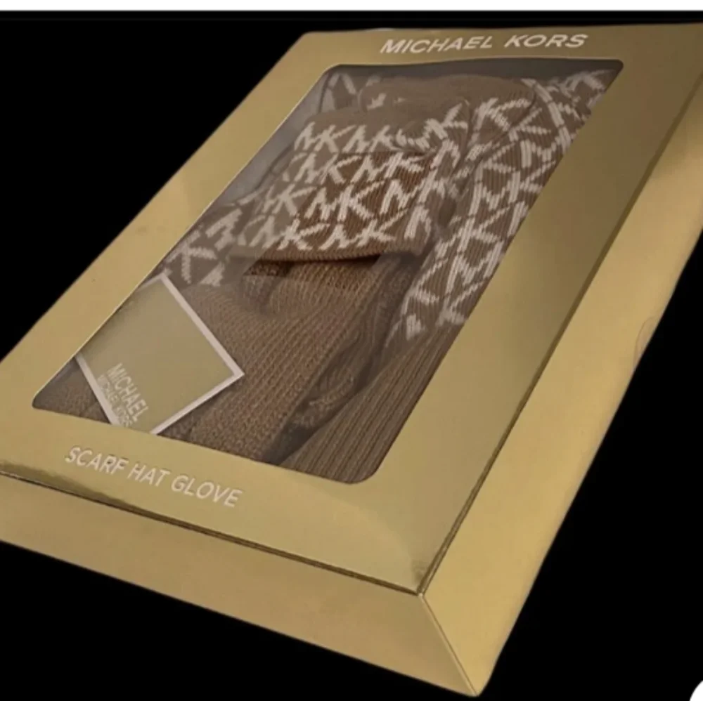 Michael kors ladies Hat Scarf and Gloves set - Picture 8 of 8